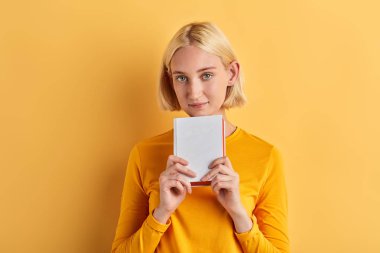 sevimli çekici kadın bir kitap tutan, reklam