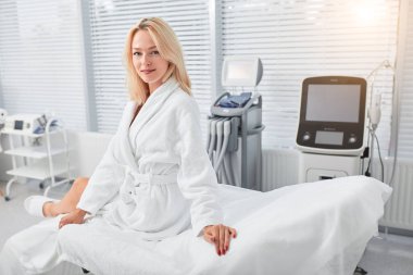 tıbbi tedavi sonrası dinlenmiş pozitif çekici kadın müşteri