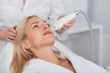 genç adil saçlı kadın temizlik ve yüzünü soyma