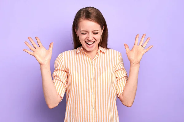 Lycklig ung kvinna stående med ögonen stängda, skrattar högt — Stockfoto
