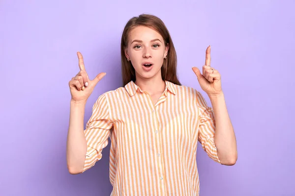 İşaret parmaklarını gösteren çekici görünümü ile Pozitif komik kız — Stok fotoğraf