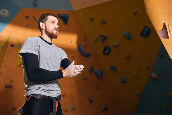 Deportistas con problemas físicos con barba de pie cerca de la pared de escalada — Foto de Stock