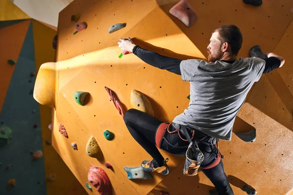 Motivovaný svalový boulderer s fyzickou invaliditou šplháním vysoko — Stock fotografie