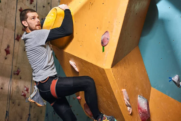 Athletic boulderer without forearm rock climbing in bouldering center — Stock Photo, Image
