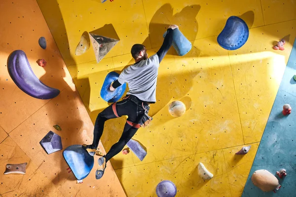 Fizycznie zakwestionowane boulderer cieszy się jego ekstremalne hobby, żyje aktywne życie — Zdjęcie stockowe