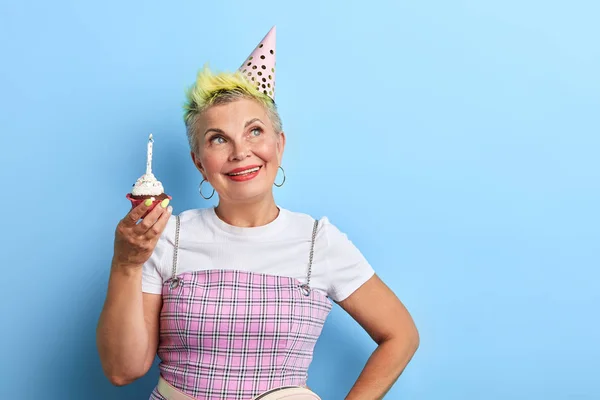 Romantische Glamour-Frau mit Geburtstagstorte posiert vor der Kamera — Stockfoto