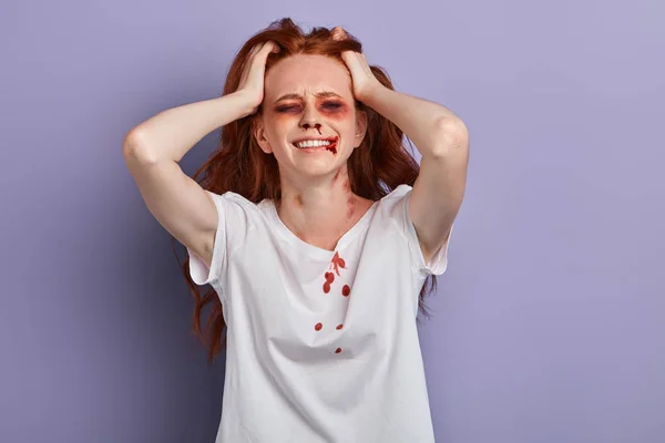 Llorando chica con palmas en la cabeza, ojos cerrados de pie sobre fondo azul — Foto de Stock