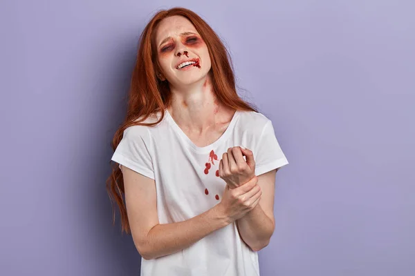 Kadın ağrı ve kol ağrısı ile kolunu tutarak, beyaz bir t-shirt giyiyor — Stok fotoğraf