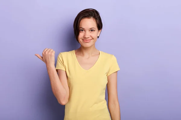 Sluw schattig meisje toont richting met de vinger — Stockfoto