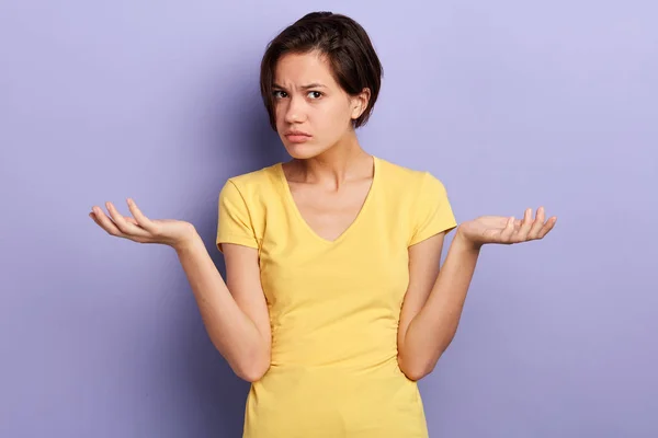 Ernstig meisje kan haar vriend niet begrijpen, vrouw wordt verbaasd met suggestie — Stockfoto