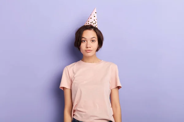 Hermosa joven en un sombrero de fiesta celebrando cumpleaños — Foto de Stock