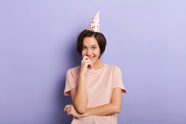 Menina atraente feliz planejando sua festa de aniversário — Fotografia de Stock