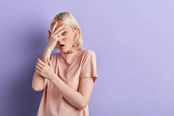 Menina bonita com palmas em seu rosto assistindo filme de terror — Fotografia de Stock