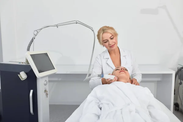 Tratamento de spa eficaz que ajuda a rejuvenescer as pessoas — Fotografia de Stock