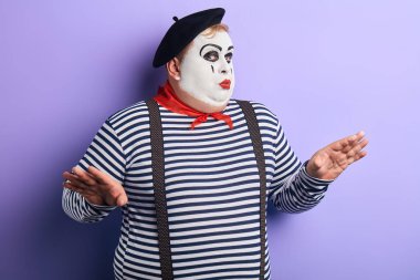pandomim gösteren kolları ile yetenekli aktör