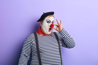 komik deli pandomim burnuna dokunmadan, eğlenceli çocuklar