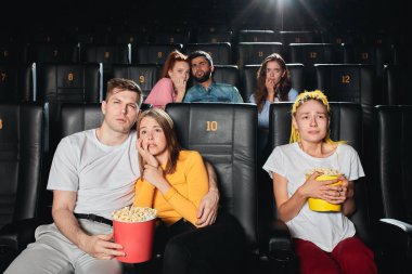 Korku filmi izleyen genç çift, sinemada birbirlerine sarılarak şoke oldu