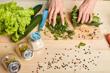 Yemyeşil sebzelerden taze salata yapan kadın ellerinin stüdyo çekimi