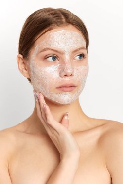 ciddi çekici kız yüzüne scrub maske uyguladı