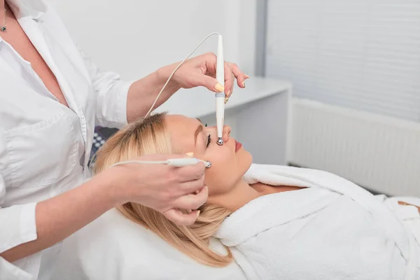 Kvinnlig blond klient blir av med SCARA, smärta och sömnlöshet, behandlar celluliter — Stockfoto