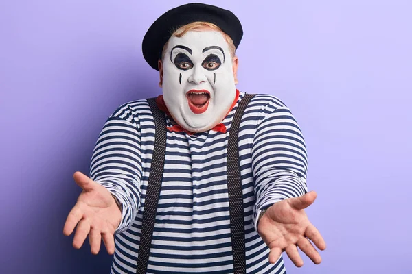 Begåvade clown utför pantomim i teatern — Stockfoto