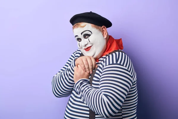 Friendly kind clown i randig tröja, röd halsduk runt halsen och svart hatt — Stockfoto