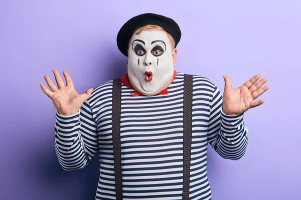 Портрет изумленного клоуна с открытым ртом и поднятыми руками — стоковое фото