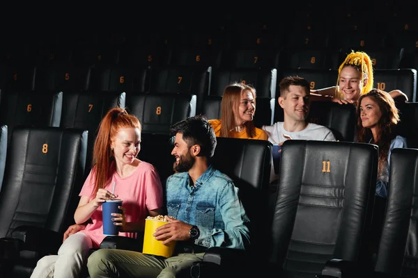 Romántico amar pareja tener divertido en el cine — Foto de Stock