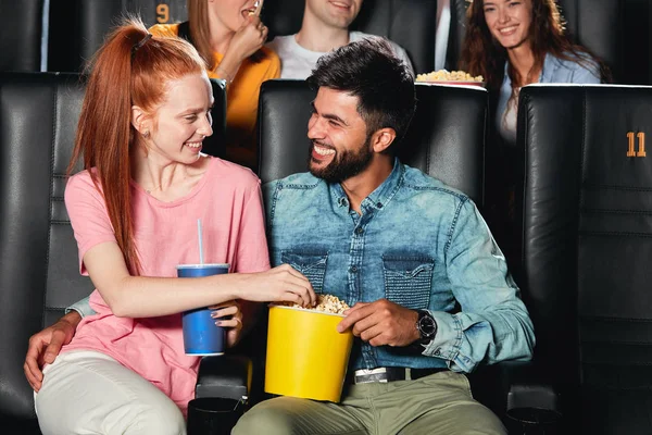 Feliz pareja alegre sentada en el cine — Foto de Stock