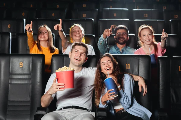 Positief paar genieten van het kijken naar de romantische komedie — Stockfoto