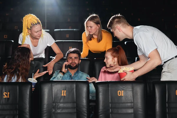 Jonge man praten met Frind met slimme telefoon, terwijl zijn vrienden misbruik van hem — Stockfoto