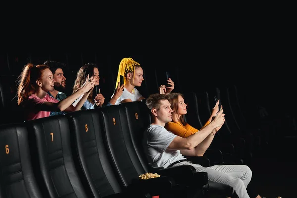 Público tirar uma foto enquanto assiste o desempenho — Fotografia de Stock