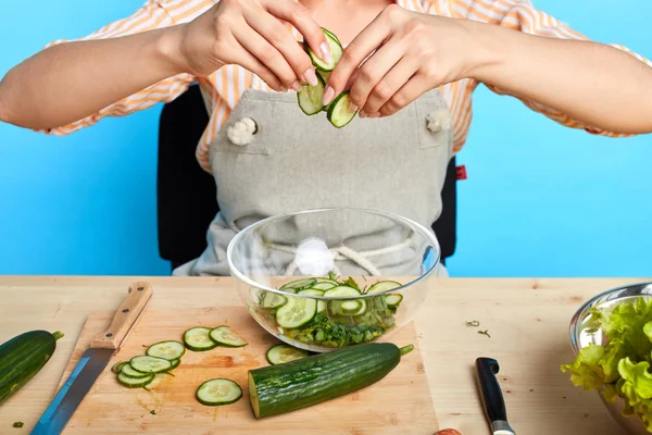 Taze smoothie hazırlayan tanınmayan kadın, çiğ dilimlenmiş salatalık kullanarak — Stok fotoğraf