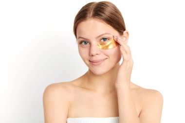 göz bandı altında bitkisel hydrogel test genç kadın