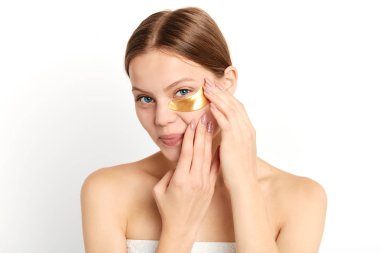 sihirli göz maskesi kullanarak çekici kız