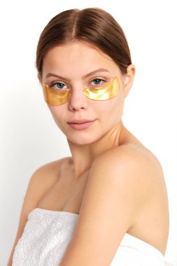 gözleri altında altın yamalar ile güzel kız kameraya bakarak