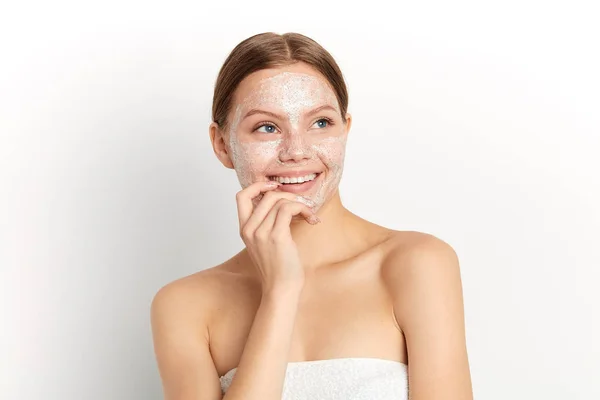 Retrato de bela mulher sorridente tocando seu queixo — Fotografia de Stock