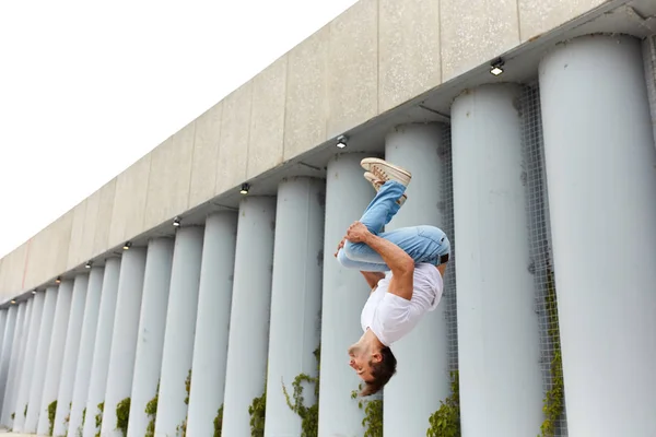 Άνθρωπος που κρατάει τα γόνατά του και πηδάει στον αέρα — Φωτογραφία Αρχείου