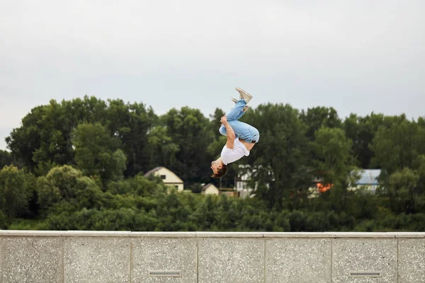 Flexible athlete training in the street — Stock Photo, Image