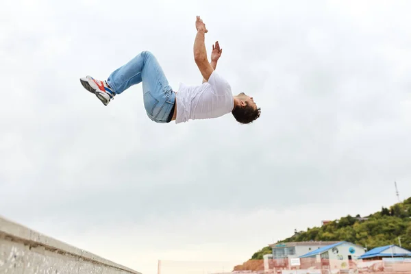 Ambitiös gymnast vrida en kullerbytta, full längd sida Visa foto — Stockfoto