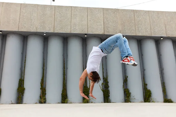 Jonge flexibele man doen Flip. extreme sport, Parkour en People concept — Stockfoto