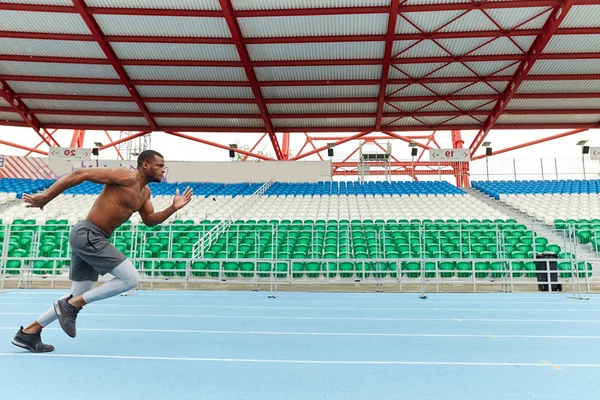 Napůl nahý sportovec běží až do konce — Stock fotografie