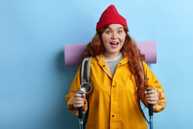kayak direkleri ile yürüyen heyecanlı motive kız