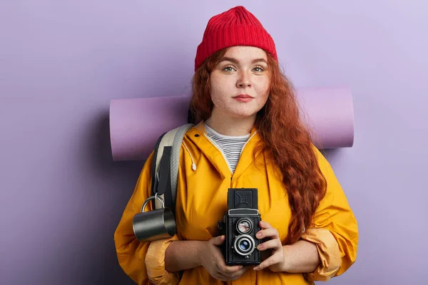 Grave agradável mochileiro feminino usando sua câmera — Fotografia de Stock