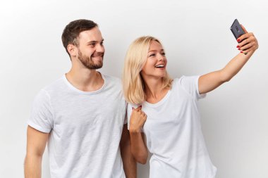olumlu genç adam ve kadın kendilerini fotoğraf çekmek