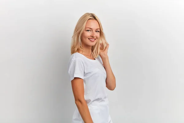 Junge kaukasische blonde Mädchen genießen ihre neue Frisur — Stockfoto