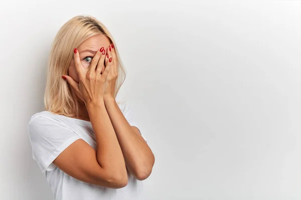 Chockad, rädd eller frustrerad ung kvinna som tittar genom fingrarna — Stockfoto