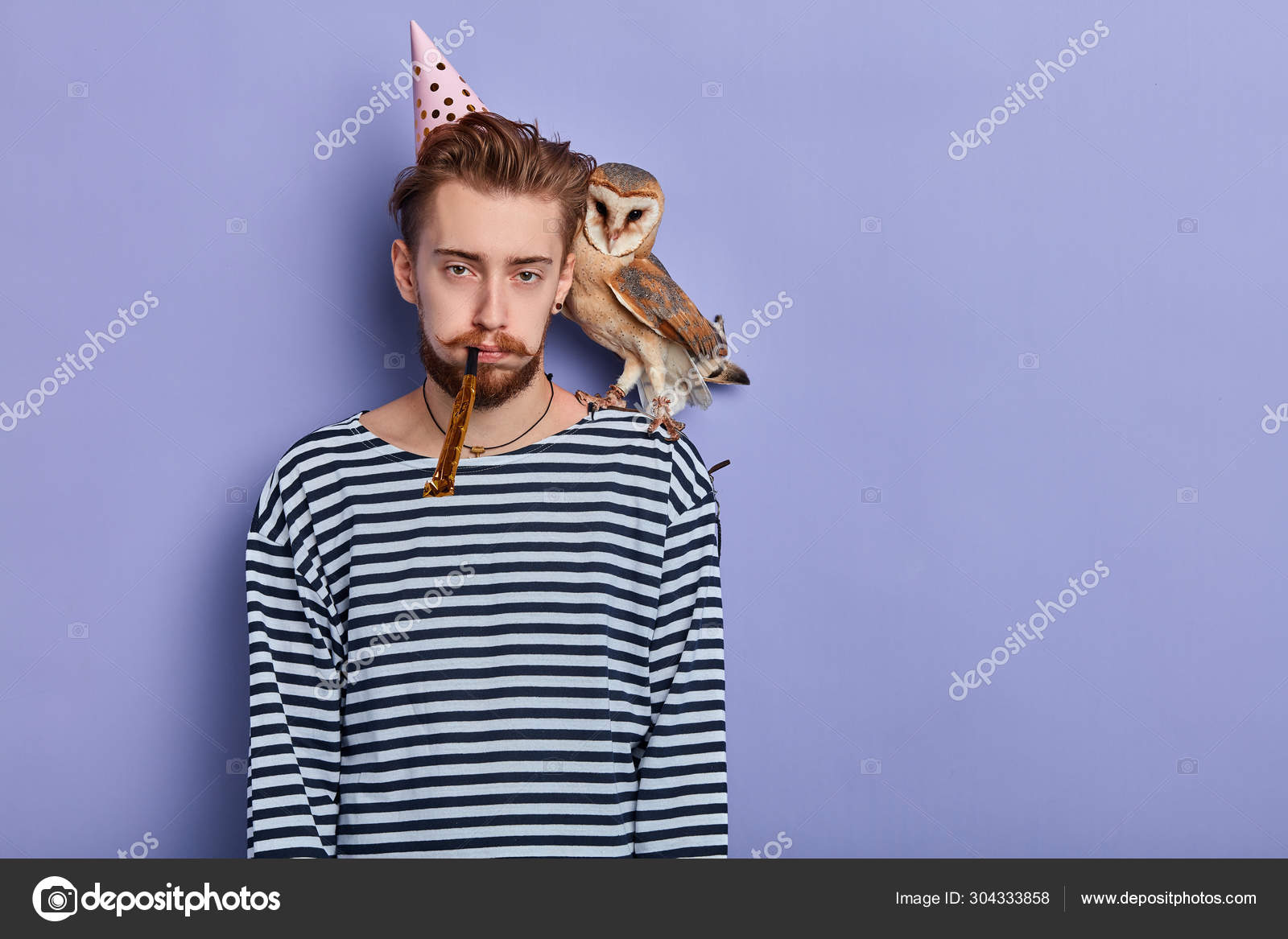 肩上有猫头鹰的不快乐的年轻人很失望——图库图片© ufabizphoto #304333858, image size:1600x1167