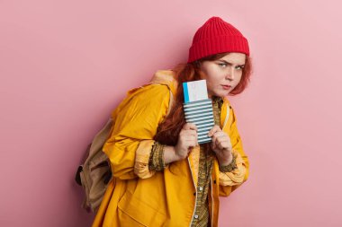 mutsuz ciddi kadın biniş kartı uçak bileti tutan