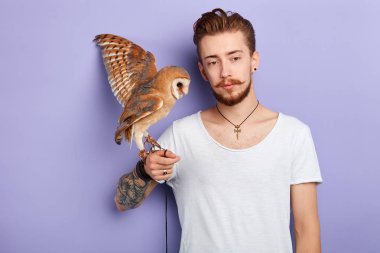 adam kutsal bilgi, sırların bir koruyucusudur,
